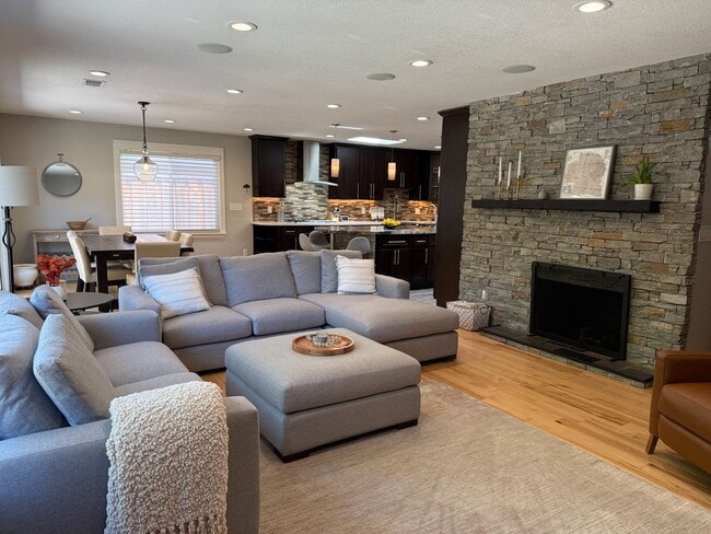 Building Photo - Beautiful 3 Bed 2.5 Bath Home in the Prune...