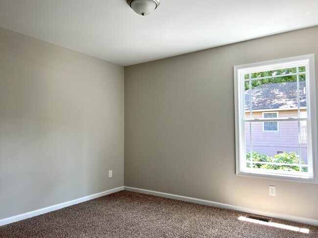 Building Photo - 634 Laundry St