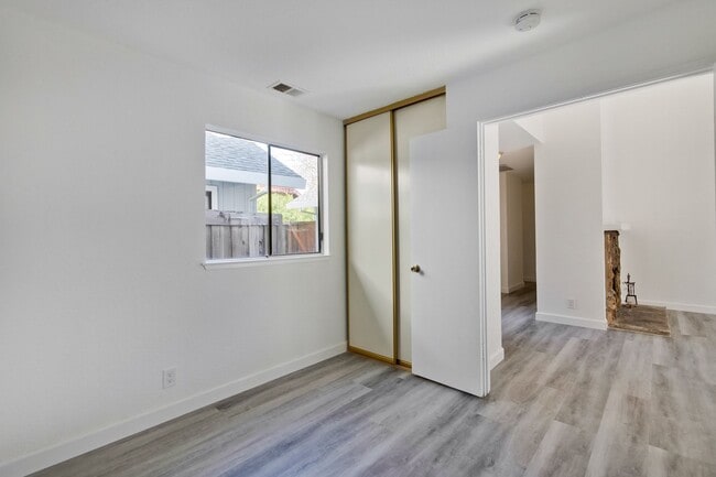 Building Photo - Welcome to this 3 bedroom 2 bath Just updated Townhome located in South San Jose.