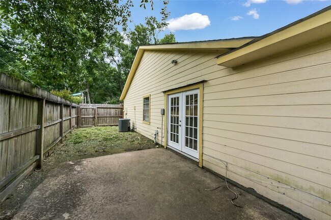 Building Photo - 10015 Valley Lake Dr