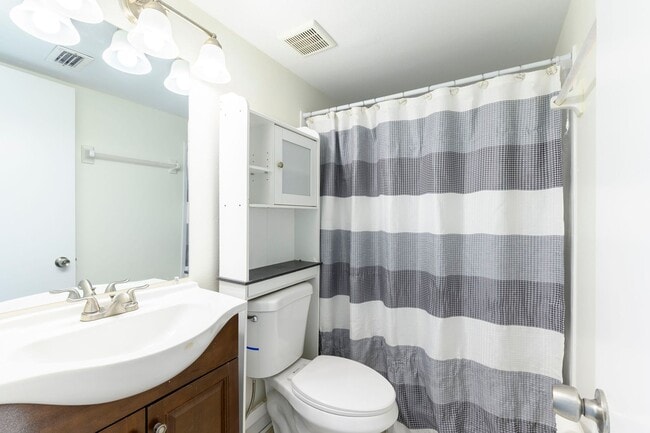 Building Photo - 2 Bedroom / 2 Bath Condo