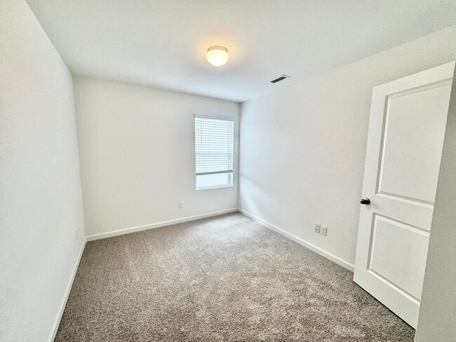 Building Photo - 4 br 2.5 ba home in the Kensington community  READY May 20TH  Close to I-85