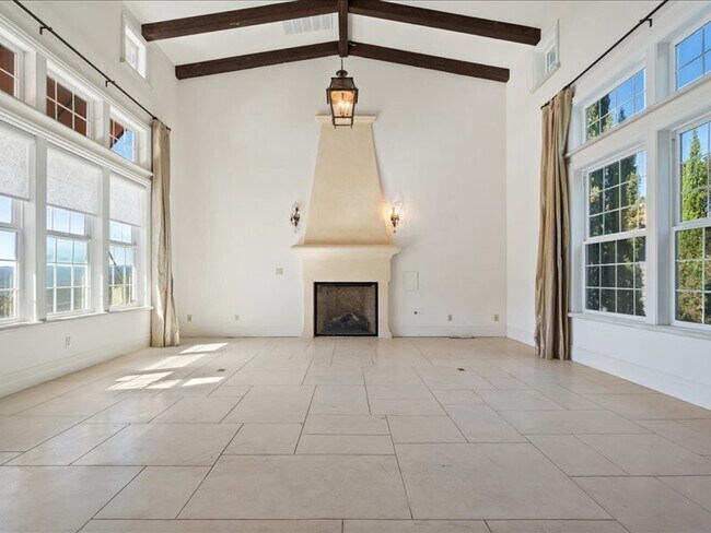 Building Photo - 265 Clear Ridge Dr