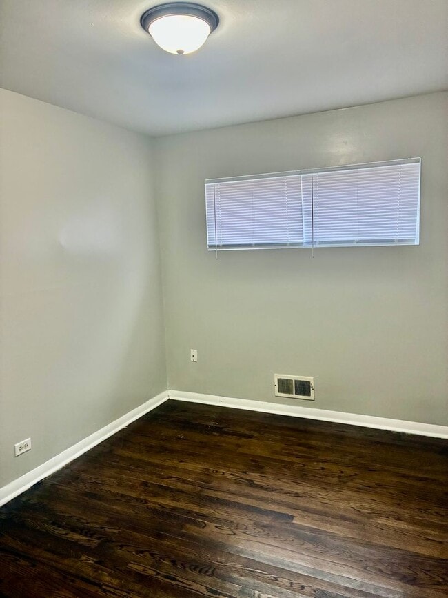 Building Photo - Gorgeous 3bed 1bath Single family house