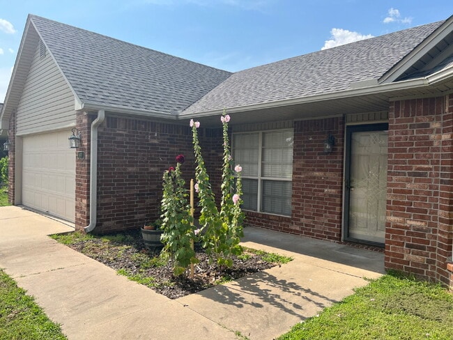 Building Photo - "Charming 3-Bedroom Home with 2 Full Baths in Fort Smith – Perfect Blend of Space and Comfort!"