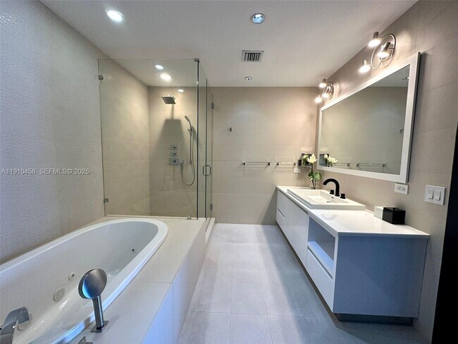 Building Photo - 1425 Brickell Ave