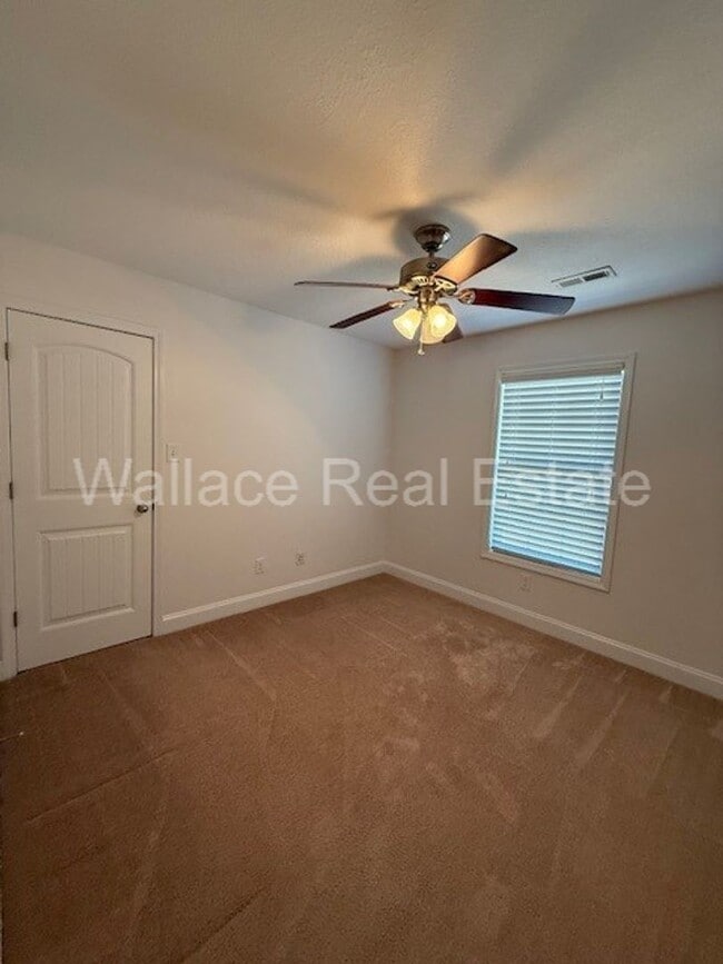 Building Photo - LOCATED IN HALLS:  BEAUTIFUL 2 STORY HOME WITH 3 BEDROOMS AND 2.5 BATHS