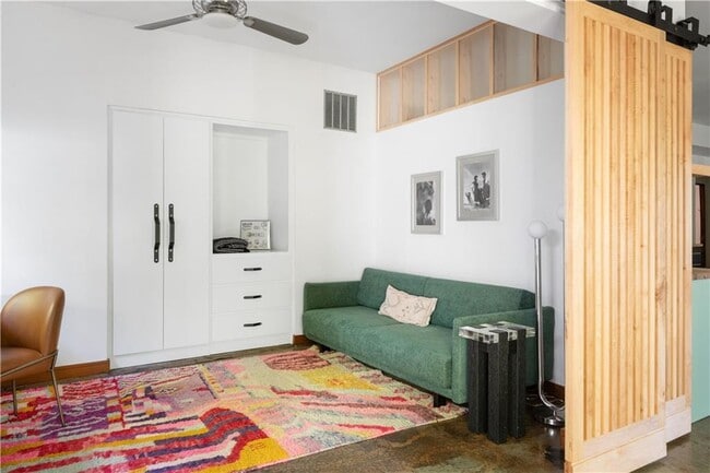 Building Photo - 515 Claire Dr NE