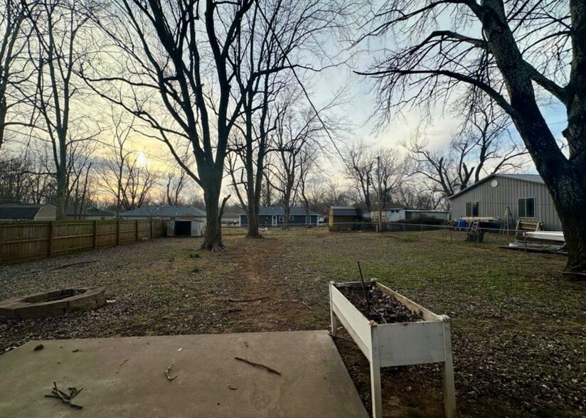 Building Photo - 717 Hillcrest Ave