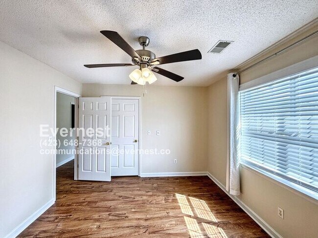 Building Photo - 3-Bedroom, 2-Bath Home with Modern Applian...