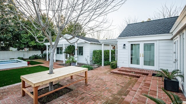 Building Photo - 1819 Cedar St