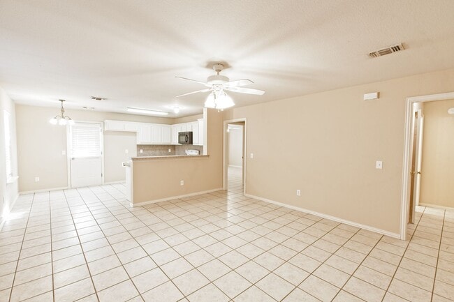 Building Photo - Duplex for lease with private backyard