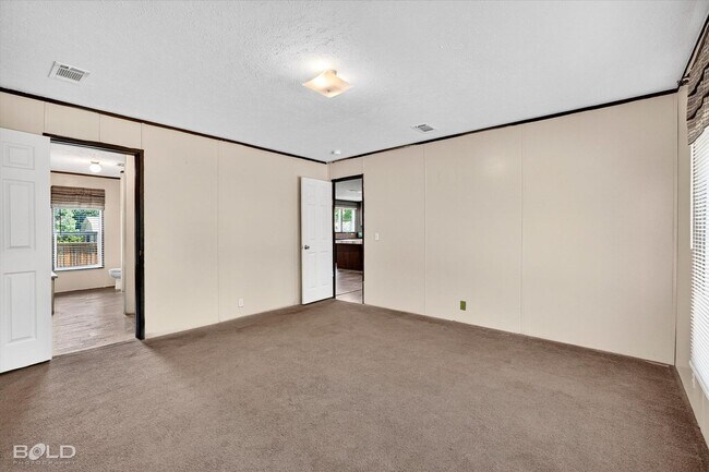 Building Photo - 4BD/2BA home with fenced back yard.