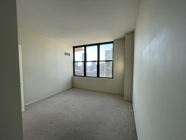 Large bedroom - 330 N Jefferson St