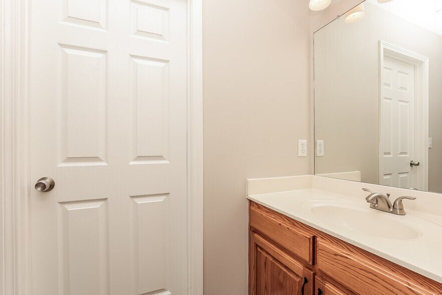 Building Photo - 3013 Candlelite Dr