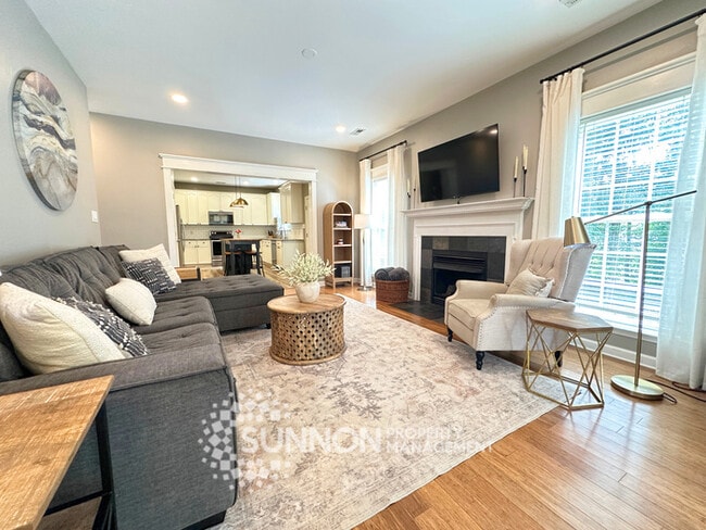 Building Photo - Spacious 3 bed, 2.5 bath with large bonus