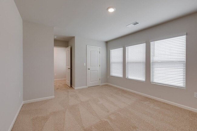 Building Photo - Spacious 5-Bedroom Home in Southgrove – Move-In Ready!