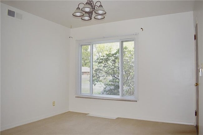 Building Photo - 100 Primrose Ave