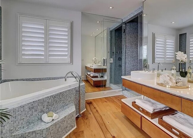 Building Photo - Spectacular Furnished Harbourfront Home in...