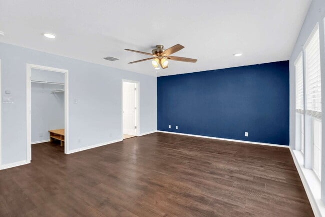 Building Photo - 406 Reba