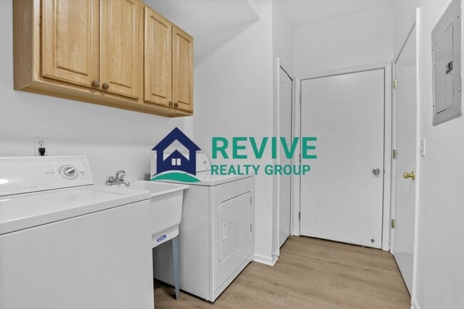 Building Photo - 15715 Parkway Ln