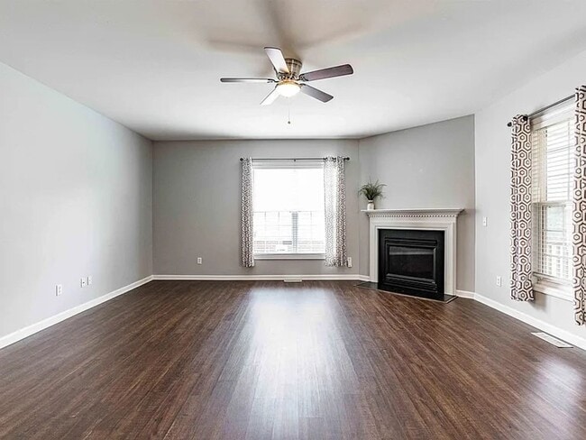 Building Photo - Stunning 3BD, 2.5BA Raleigh Home in the Prestigious Eagle Ridge Golf Community with Premier Ameni...