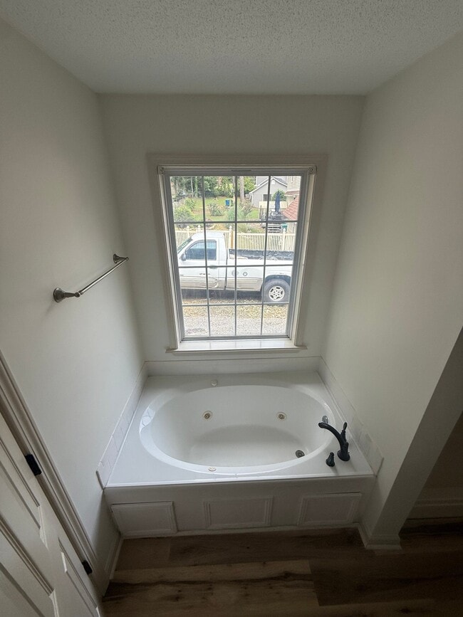 Building Photo - 103 Pinebark Ln