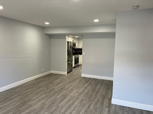 Building Photo - 3064 Riverside Dr