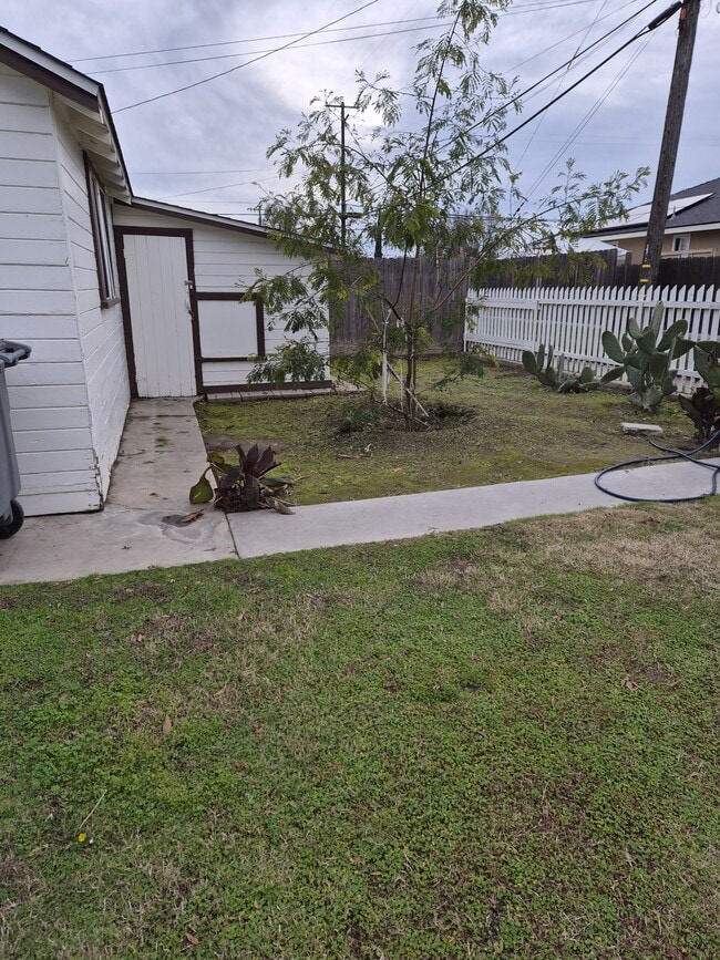 Building Photo - 1059 S Rupert Ave