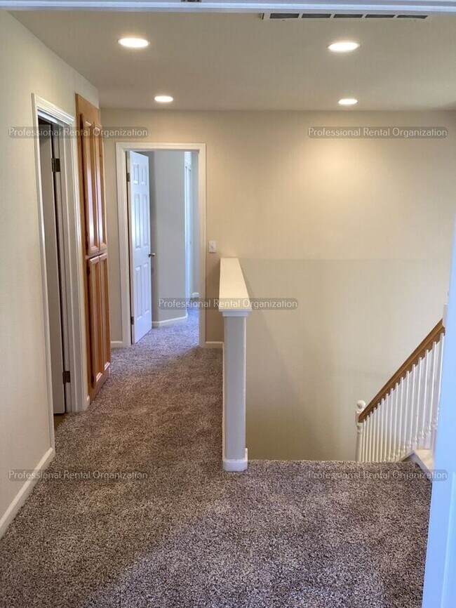 Building Photo - Large family home in desirable area