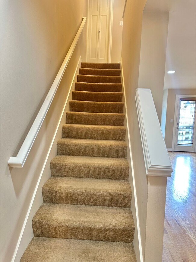 Building Photo - Beautiful 3 bed/2.5 bath townhome in North...