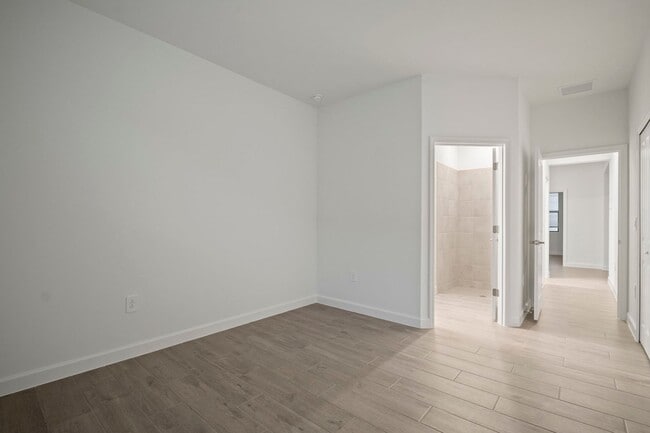 Building Photo - Spacious home 3beds+Den 3 baths located in...