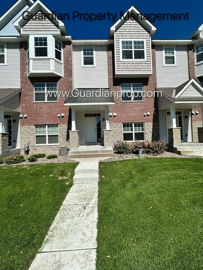 Building Photo - Champlin Town Home, Fireplace, 2 Car Garag...