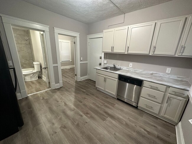 Building Photo - 3026 Monroe Ave