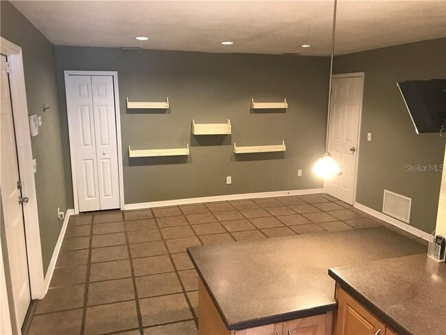 Building Photo - 852 Woodside Rd