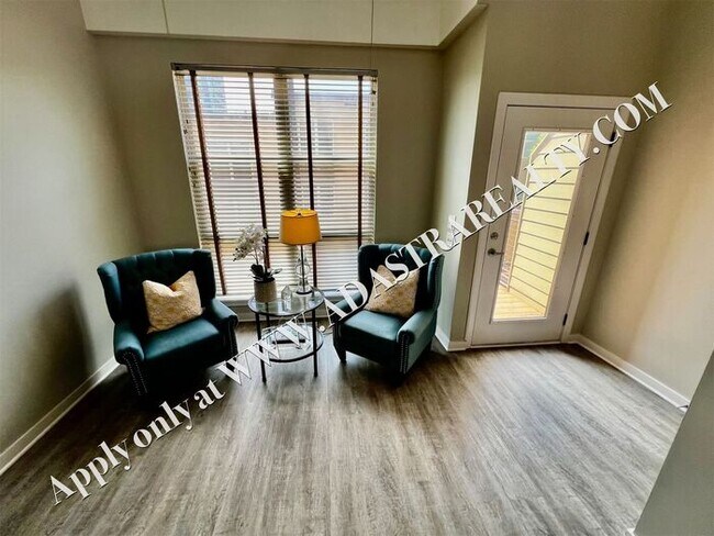 Building Photo - Beautiful 2 Bed 2.5 Bath Townhome Near The Plaza - Available NOW!!