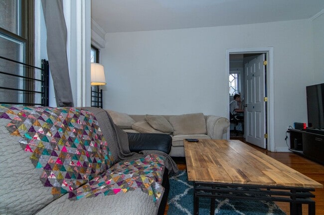 Building Photo - Beautiful 4 Bed in Fenway Available 9/1/26