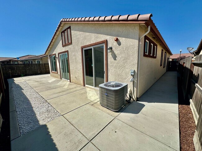 Building Photo - 2487 N Mountainside Dr