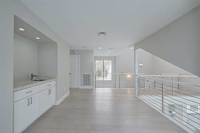 Building Photo - 915 Daria Dr