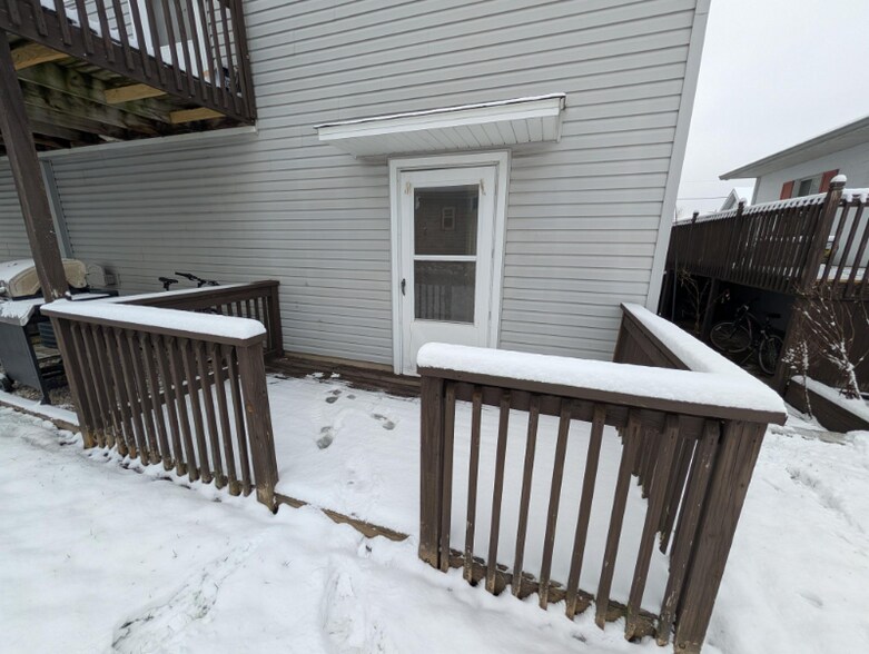 Building Photo - 209 W Oak St