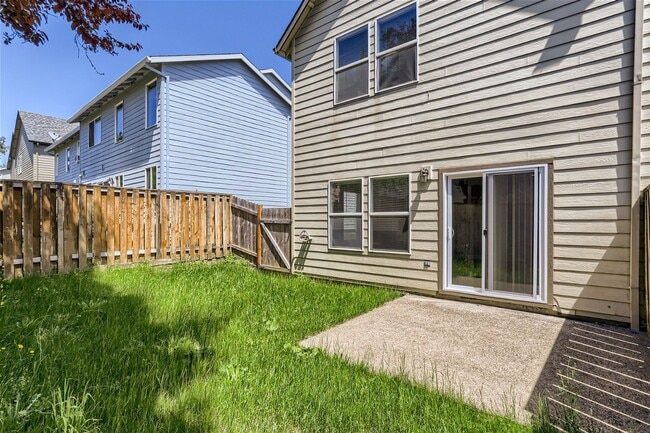 Building Photo - Spacious Two-Level Duplex Home with Fenced Backyard in Hillsboro!