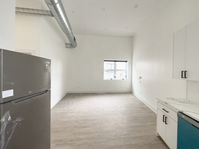 Building Photo - 4731 N Western Ave