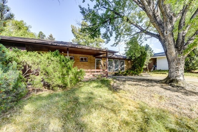 Building Photo - Pre-Lease August 2026; Large 5 Bedroom 3 B...