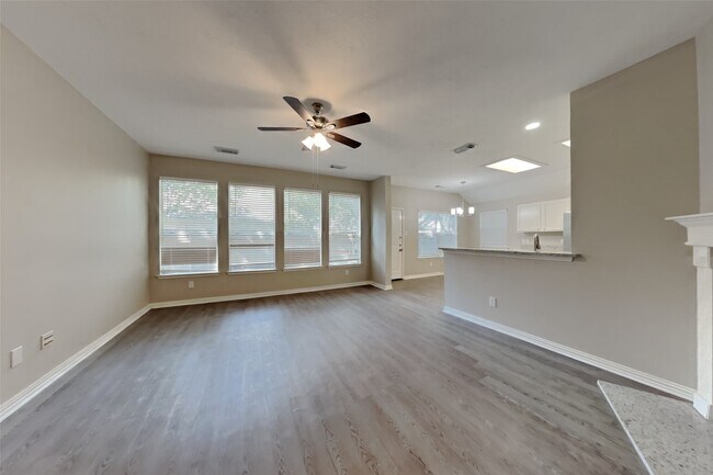 Building Photo - 4926 Linden Pl