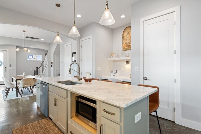 Building Photo - Beautiful Home in Nashville!
