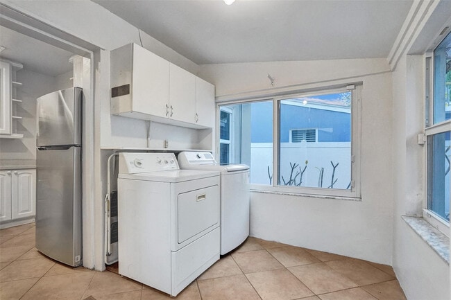 Building Photo - 1316 NE 2nd Ave