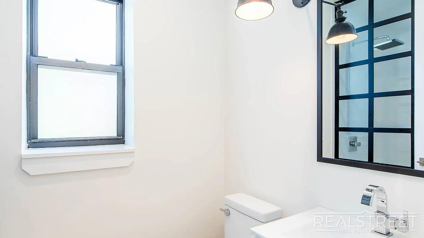 Building Photo - Monitor Street