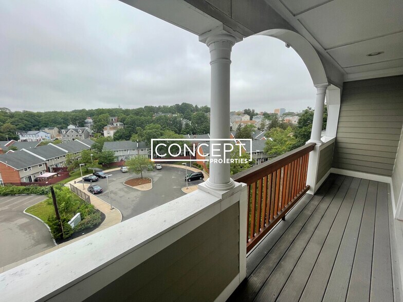 Building Photo - 53 Circuit St