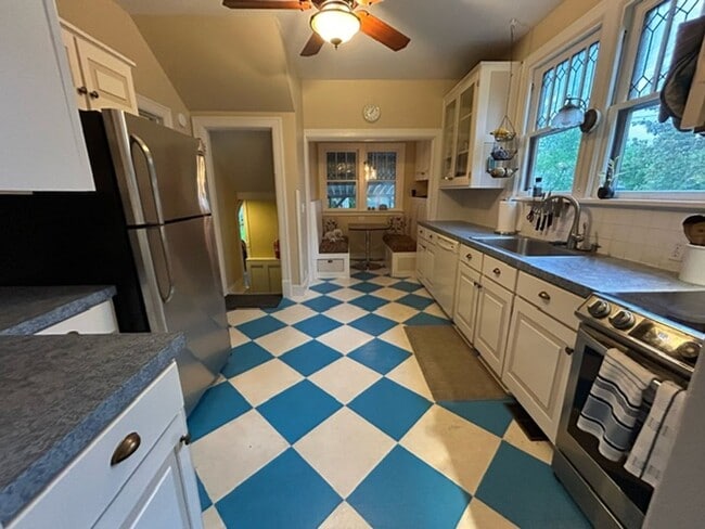 Building Photo - Whitefish 3 Bedroom partially furnished home with garage and private yard