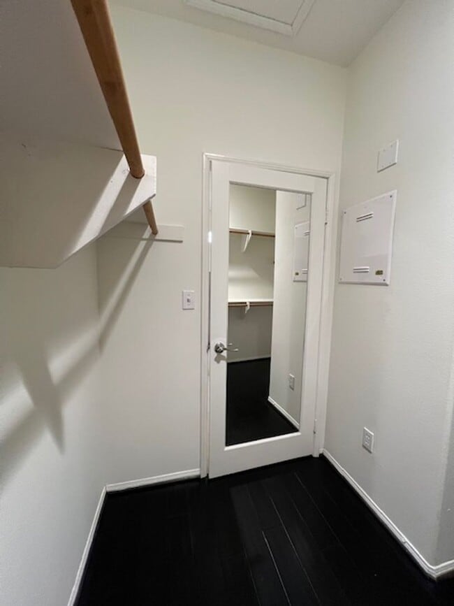 Building Photo - Beautiful 2 Bedroom, 2 1/2 Bathroom Porter Ranch Townhome! Ready for Move In!